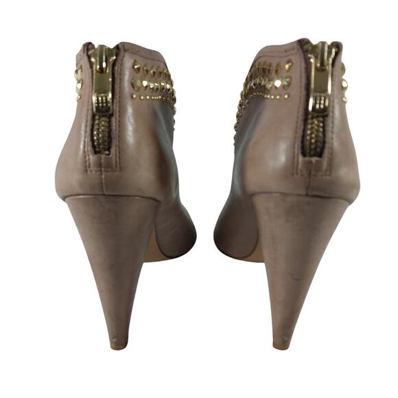 VINCE CAMUTO! FAWN BEIGE/TAN GENUINE LEATHER, GOLD STUDDED ZIPPER HEELS! SZ 8M - Picture 8 of 12